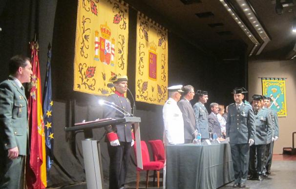 Guardias Civiles que auxiliaron en el accidente de autobús de Cieza, condecorados en el 172 aniversario de su fundación