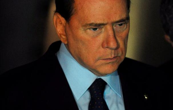 La ley que permitirá a Berlusconi no declarar en los juicios llega al Parlamento