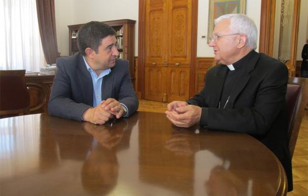 El presidente de la Diputación mantiene un encuentro de despedida con el obispo