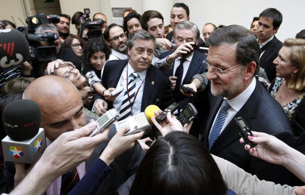Rajoy se da media vuelta ante los periodistas para no responder preguntas sobre la subida de la prima de riesgo