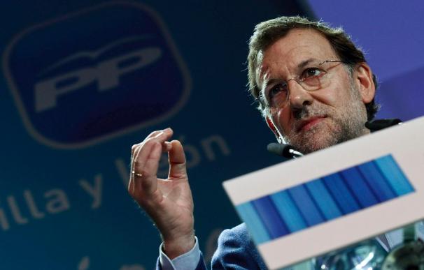 Rajoy dice que Zapatero se conforma "con que no seamos Grecia" y se resigna con el desempleo