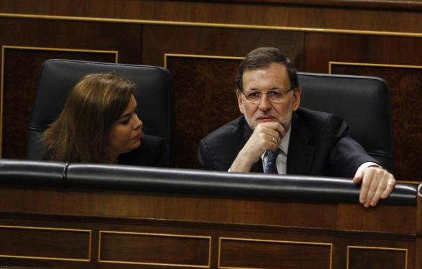 Rajoy, con la vicepresidenta Sáenz de Santamaría, en el Congreso.