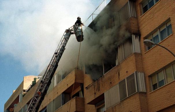 Un fallecido y seis heridos leves en un incendio en una vivienda de Benidorm