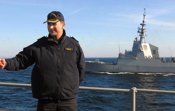 El Príncipe visita unos ejercicios de maniobras de la Armada en Cádiz