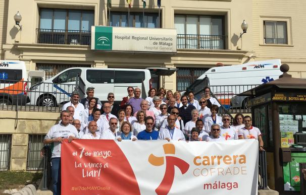 Pacientes trasplantados de hígado y profesionales del Hospital Regional apoyan la carrera cofrade de Málaga