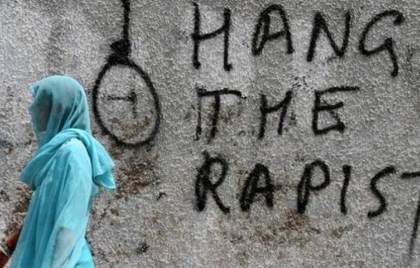 "Cuelguen a los violadores", dice el grafiti en un paredón de la India.