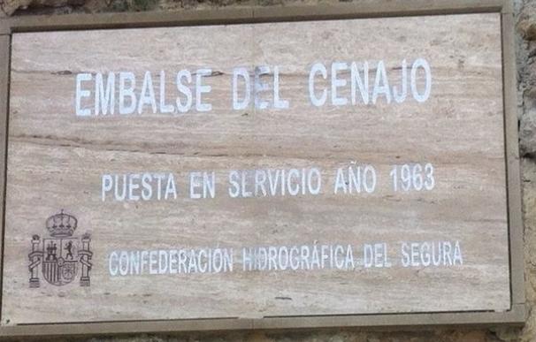 La CHS retira la placa de la inauguración del embalse del Cenajo aplicando la Ley de Memoria Histórica