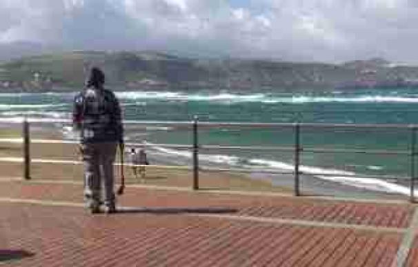 Amaina el temporal en Canarias, aunque se mantiene la alerta
