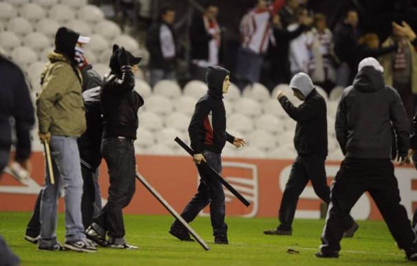 Aficionados del Anderlecht invaden el césped San Mamés y se enfrentan con los del Athletic