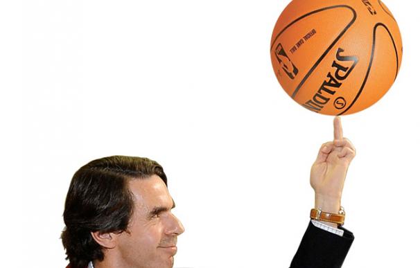 Montaje de la polémica imagen de Aznar simulando que juega con un balón de baloncesto.