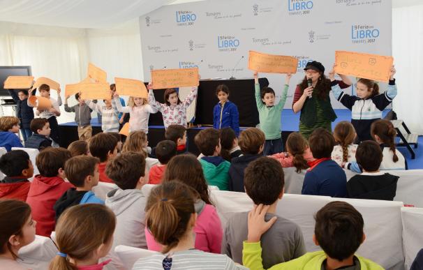 Los niños de Tomares rinden homenaje a Gloria Fuertes en la Feria del Libro