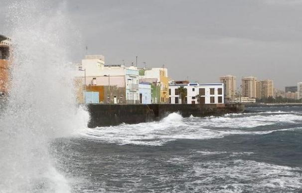 Mueren dos personas después de caer al mar golpeadas por una ola en Tenerife