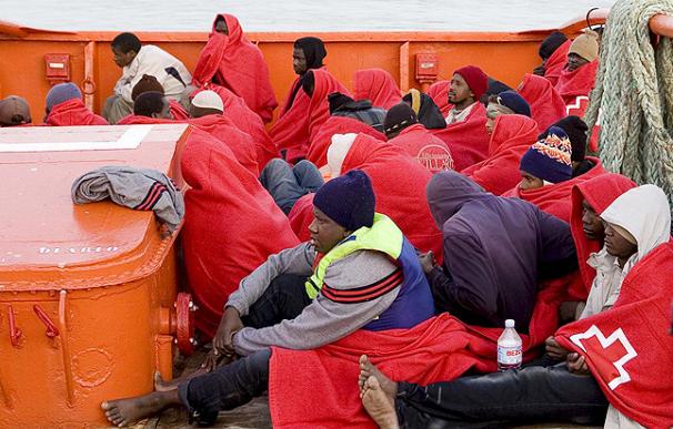 Una embarcación con 37 inmigrantes de origen subsahariano, ha sido interceptada esta mañana por el Servicio Marítimo de la Guardia Civil a unas 14 millas de la localidad granadina de la Rábita