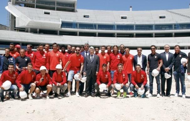 La plantilla del Atlético de Madrid visita las obras del que será su nuevo estadio