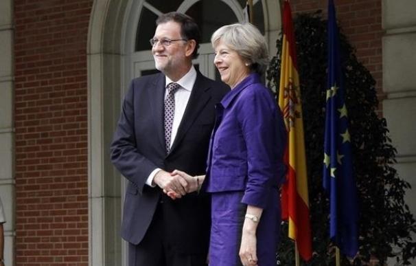 La primera ministra británica llama a Rajoy para comentar la carta que notifica el Brexit a la UE