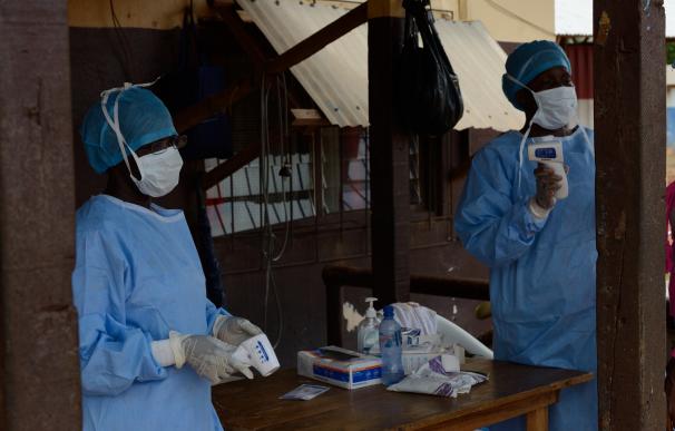 Probada con éxito en Guinea una vacuna "altamente eficaz" en la prevención del contagio del ébola