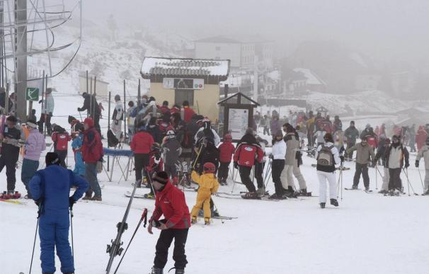 Abiertas las estaciones de esquí aragonesas con nieve polvo