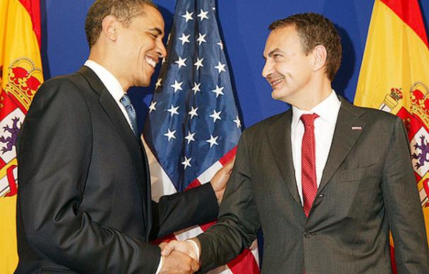 Obama saluda a Zapatero, en una imagen de archivo - EFE