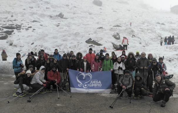 Una treintena de personas disfrutan en Sierra Nevada del Programa de Esquí de Fondo y Raquetas de Nieve