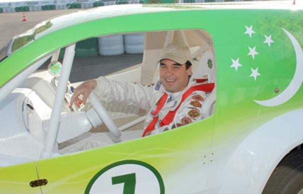 El presidente de Turkmenistán, a lo Fernando Alonso: ganó la primera carrera de coches celebrada en el país