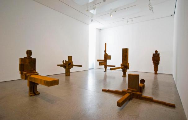 El escultor Antony Gormley convierte su cuerpo en bloques geométricos