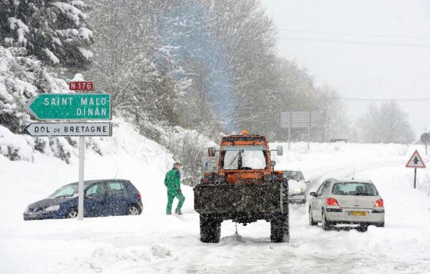 Francia mantiene la alerta por la nieve que provoca problemas en los transportes