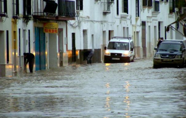 Los vecinos de Écija se afanan en retirar el barro tras las inundaciones