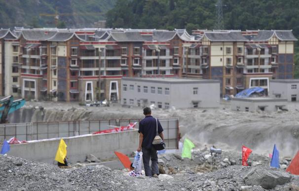 Las crecidas destruyen un puente y arrastran dos vagones de pasajeros en China