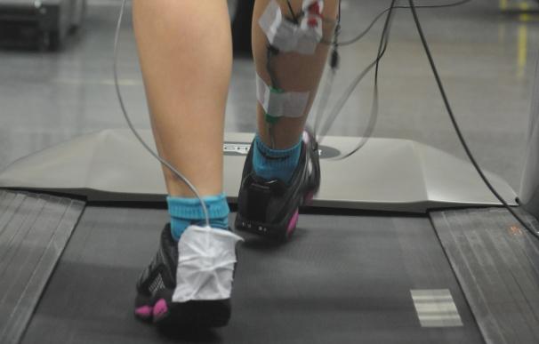 Una tesis demuestra que el calzado de suela curva fortalece la musculatura del tronco y estabiliza el raquis