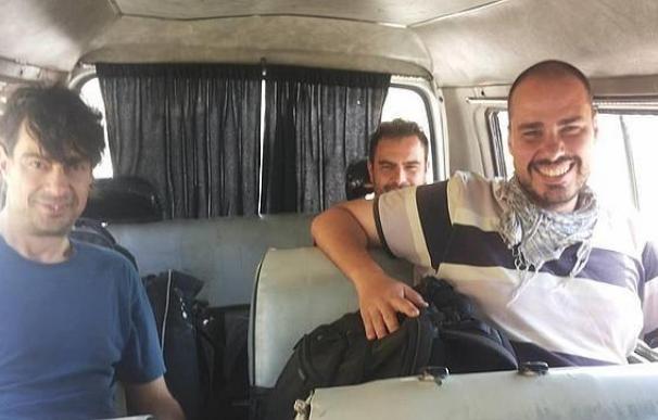 Los periodistas José Manuel López, Ángel Sastre y Antonio Pampliega, en Siria.