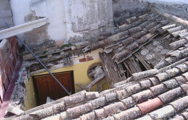 Bomberos del CEIS desalojan vivienda por riesgo de derrumbe en Yecla