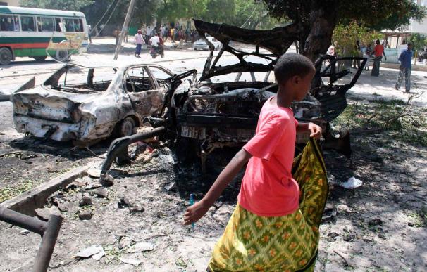 Cinco muertos y diez heridos en un atentado suicida contra el viceministro de Defensa somalí