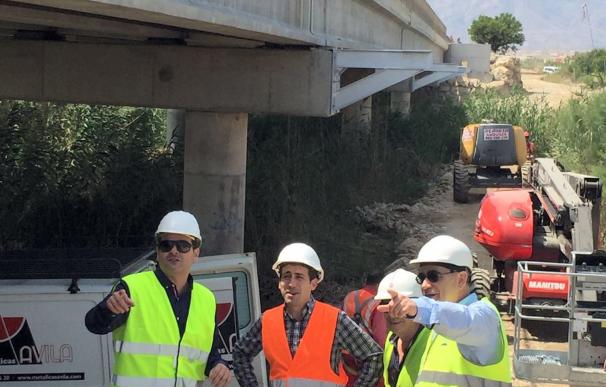 Diputación mejora la seguridad en el puente de Puerto Rey, en Vera, con la construcción de una pasarela