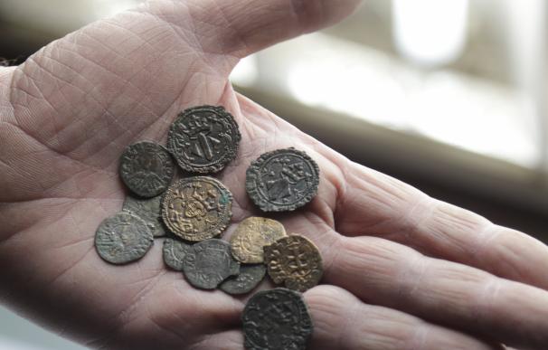 Descubren un tesoro de 12 monedas del siglo XIV escondidas en un edifico que albergaba un palacio en València