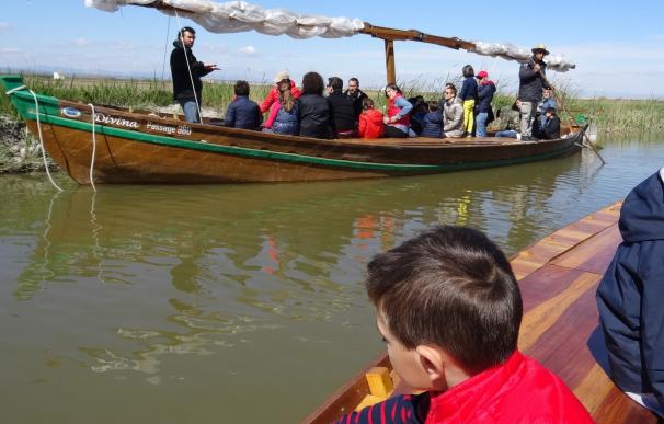 Decenas de niños y sus familias celebran el Día Mundial del Agua en L'Albufera