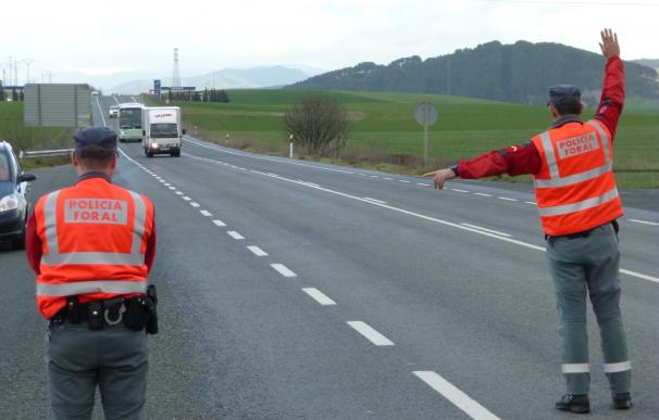 La nueva campaña de tráfico de las policías de Navarra se centrará en las distracciones durante la conducción