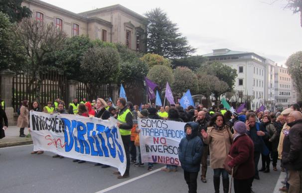 Varios colectivos se manifiestan en Santiago junto a Podemos reclamando el derecho a "vivienda, sanidad y trabajo"