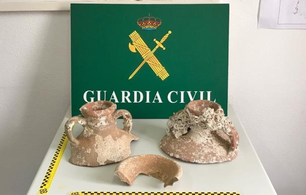 La Guardia Civil intervien tres piezas de origen romano en un alojamiento turístico de Tías (Lanzarote)