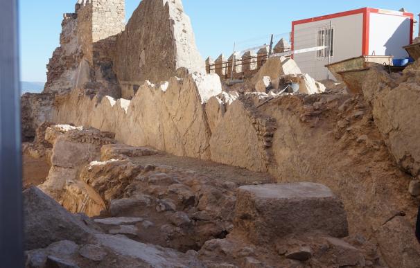 Las obras del Proyecto de Recuperación del Castillo de Almansa (Albacete) sacan a la luz un aljibe y cerámicas antiguas