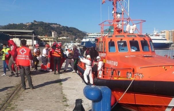 Trasladan al hospital a cuatro de los 52 ocupantes rescatados de una patera en Málaga