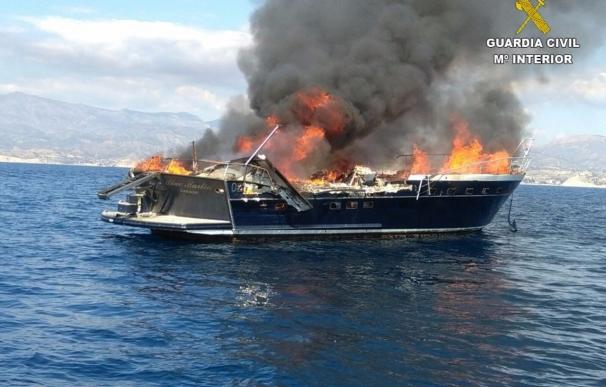 Tres tripulantes holandeses rescatados tras incendiarse su embarcación frente a El Campello (Alicante)