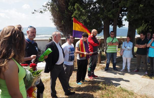 Juventudes Socialistas de Navarra homenajea a los fusilados de su organización en Aoiz