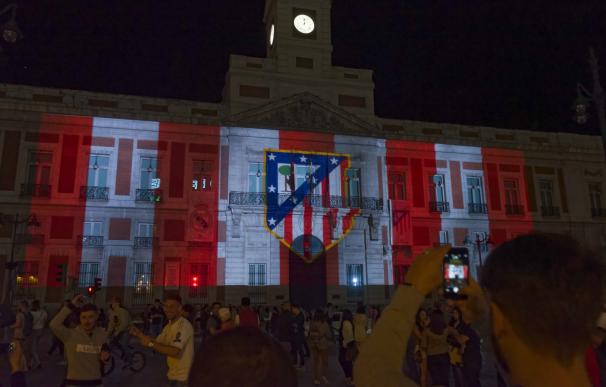 El Atlético de Madrid gana la competición tuitera y viste de rojiblanco la Real Casa de Correos