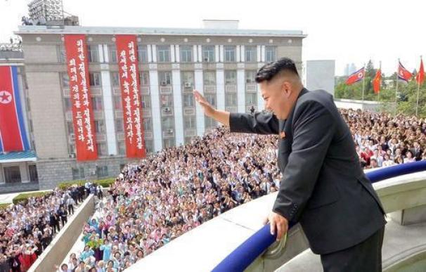 Kim Jong-Un preside el desfile en Pyongyang como presidente de su partido