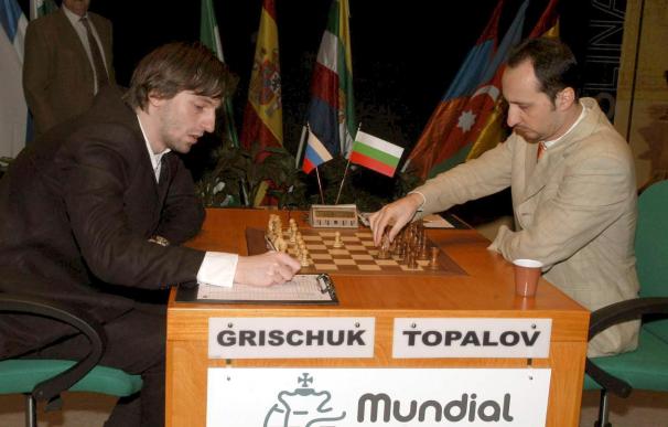 El ruso Grischuk ganó a Topalov y comparte liderato con éste