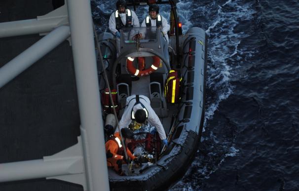 La fragata española 'Canarias' evacua a un migrante que había sido rescatado por una ONG con signos de ahogamiento