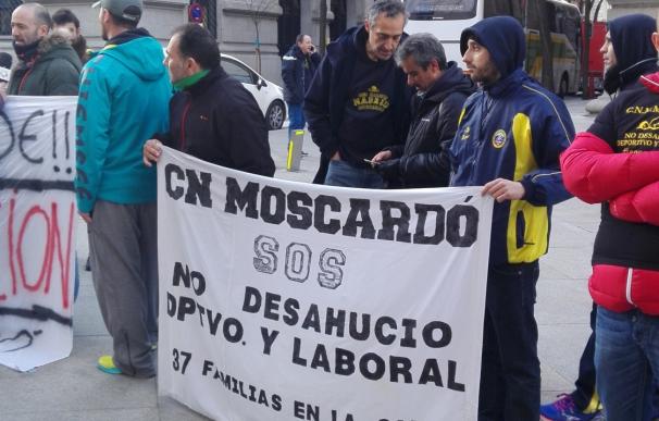 Trabajadores municipales piden en Cibeles la subrogación de sus empleos y dudan del "Ayuntamiento del cambio"