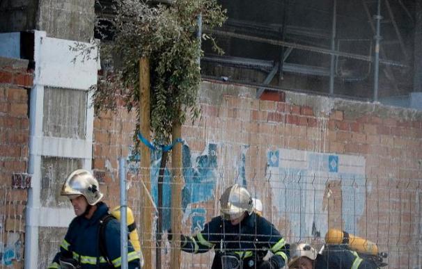 Un centenar de desalojados y 66 atendidos en un incendio de un edificio en Cádiz