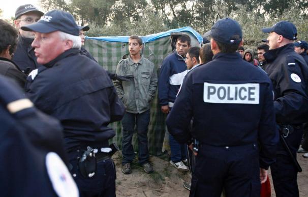 La policía francesa desmantela tres campamentos de inmigrantes en Calais