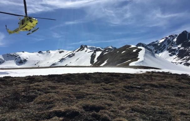 El helicóptero rescata a un montañero que se rompió la pierna haciendo esquí de travesía